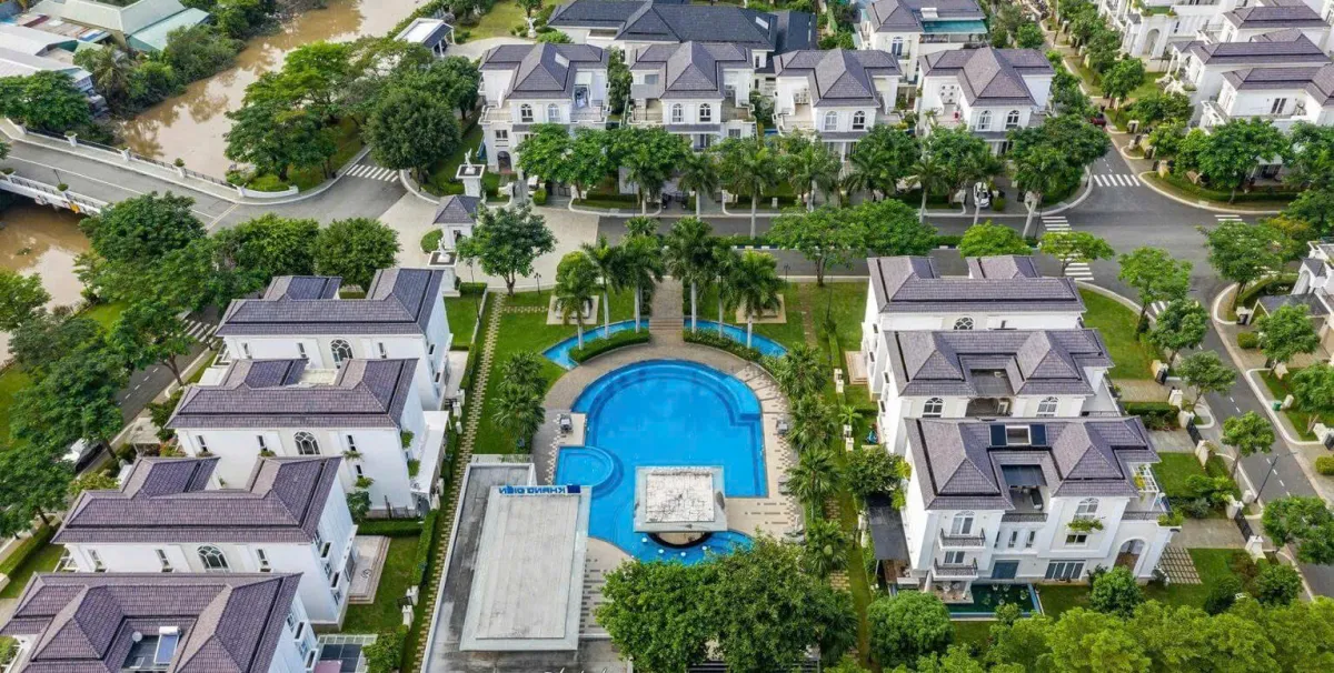 Hồ bơi chuẩn resort giữa mảng xanh tươi mát tại The Venica